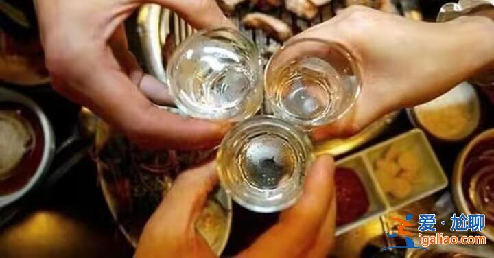 南昌一女子失戀喝一斤白酒不幸死亡，同桌三名閨蜜均判擔責[女子]？
