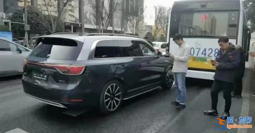 “1000萬以內最好的SUV”在成都追尾了 啥情況？？