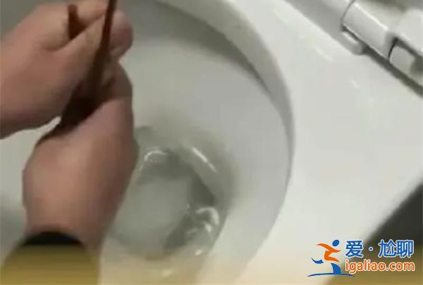 女子半夜上廁所，發現馬桶竟然結冰了[馬桶結冰奇觀]？