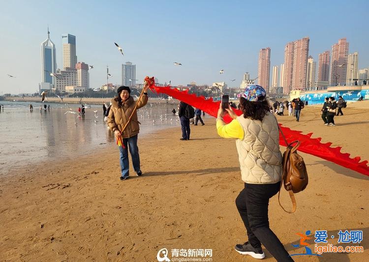 網友在青島棧橋幫游客拍照遭收費團隊恐嚇 涉事商戶停業整頓？