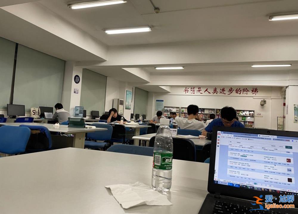 躲進圖書館 他們“偽裝”上班？