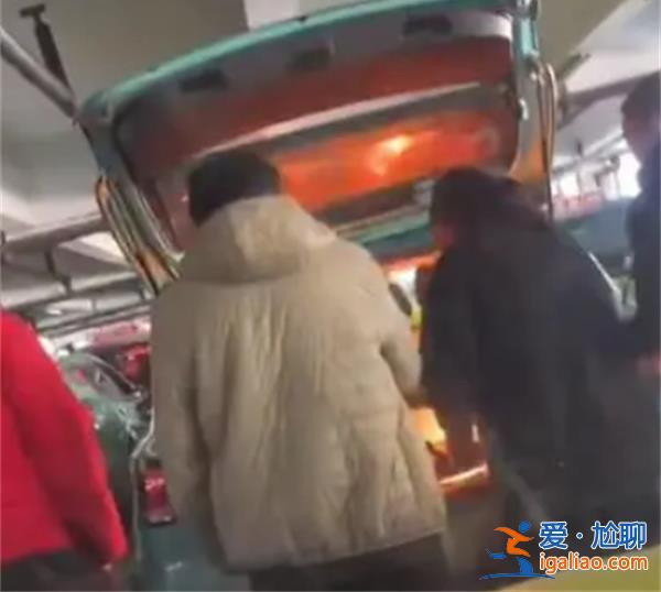 女子疑似在出租車(chē)尾箱生火炒菜，，情況是否屬實(shí)[情況真實(shí)性]？