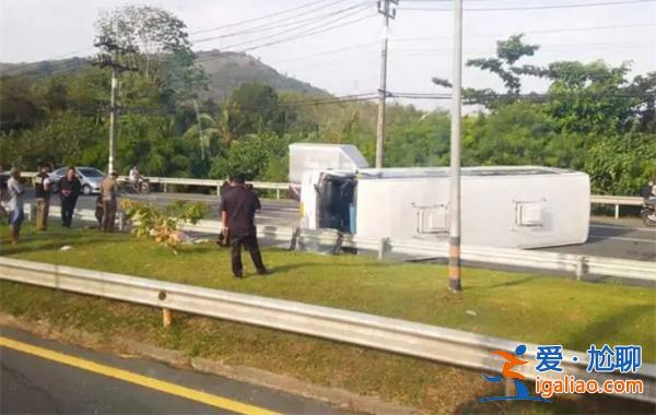 泰國一旅游大巴側翻，，現場傷亡情況如何[泰國一旅游]？
