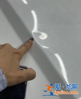 奔馳車上男子加塞不成攔車砸引擎蓋？ 拍視頻者:計劃返鄉再修車 警方已向我了解情況？