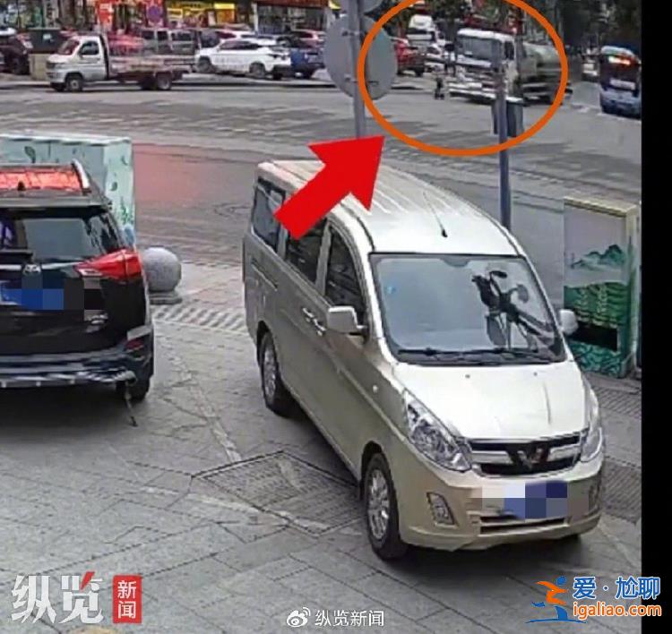 湖南一地灑水車清掃作業時撞死路人逃逸？當地城管、交管部門回應？