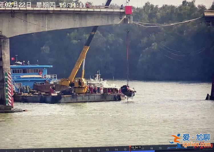 瀝心沙大橋被撞監控視頻曝光 橋面一側第二輛車停車阻止后方車輛？