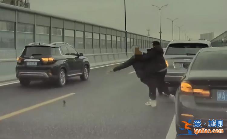 司機進車是拆記錄儀?傷者情況如何?四問杭州賓利司機傷人事件? 司機進車是拆記錄儀?傷者情況如何?四問杭州賓利司機傷人事件?