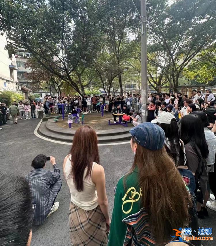 成都“迪士尼”打卡點被指擾民 實為健身區域！當地稱已限流？