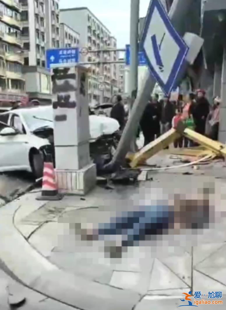 四川南充一小車撞向多輛電動(dòng)車 現(xiàn)場一片狼藉 傷者已送醫(yī)? 四川南充一小車撞向多輛電動(dòng)車 現(xiàn)場一片狼藉 傷者已送醫(yī)?