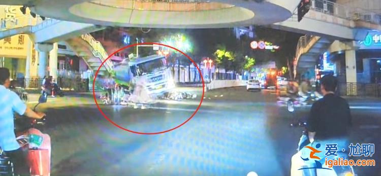 直行灑水車撞倒左轉騎車人致其身亡 雙方是否搶燈引爭議 警方介入？