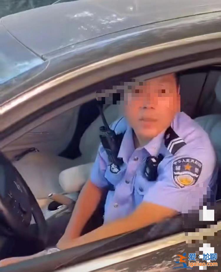 “逆行怎么了我有急事” 青島輔警未系安全帶開私家車逆行？當(dāng)?shù)鼗貞?yīng)？