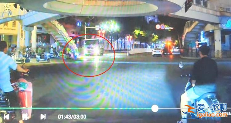 直行灑水車撞倒左轉騎車人致其身亡 雙方是否搶燈引爭議 警方介入？