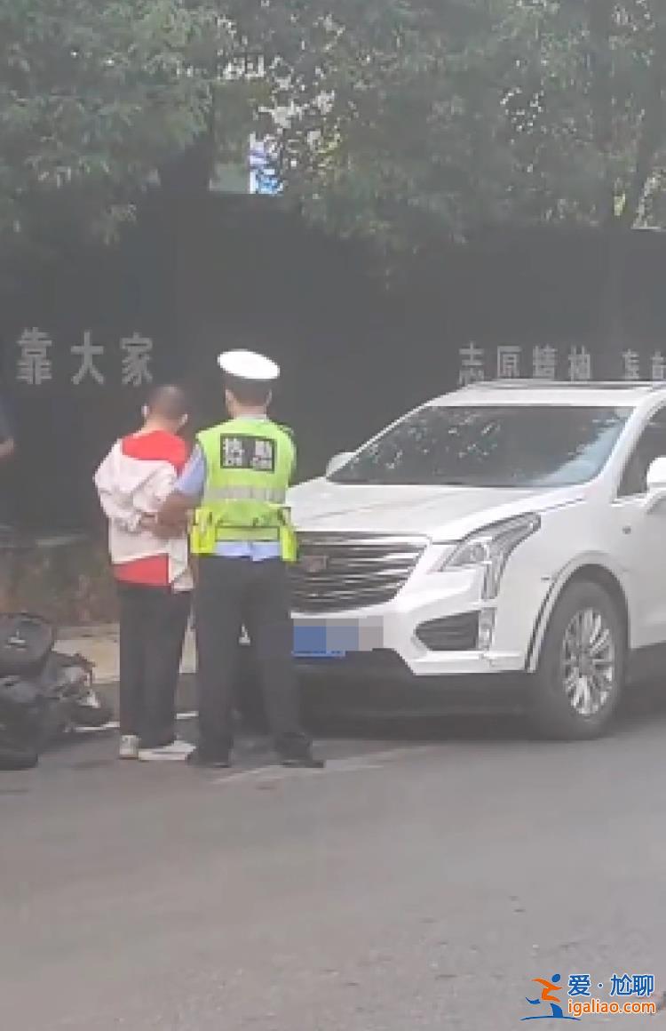 司機想跑被人攔下？