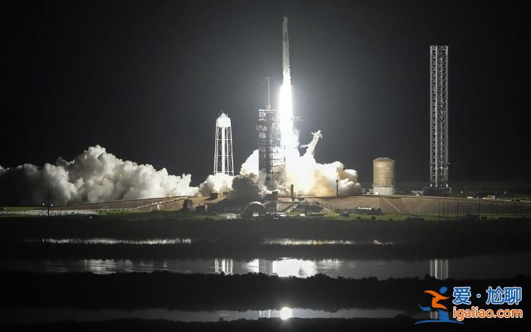 身系繩子與飛船相連 離開飛船就算“太空行走”？