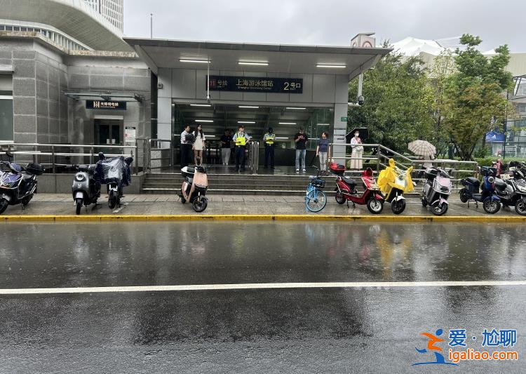 暴雨之后 上海游泳館站真的變“游泳館”了？