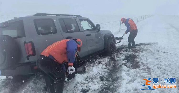 內(nèi)蒙古呼倫貝爾大雪致多車(chē)被困 一載有30余人的旅游大巴被困一天一夜？