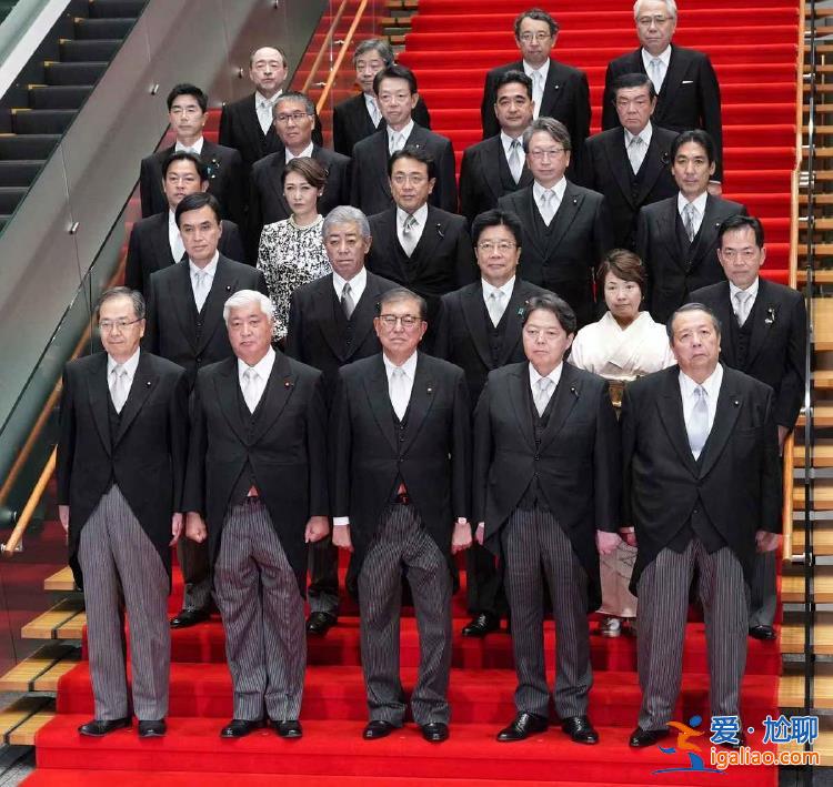 內閣合影時石破茂被指“露肚子”引嘲諷 日本政府悄悄“P圖”？